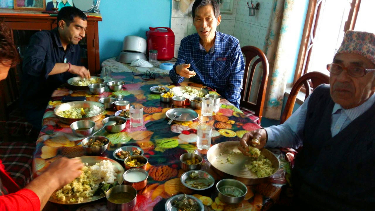 씨토울라 씨 가족함께 네팔식으로 달밧을 손으로 집어 먹었다.