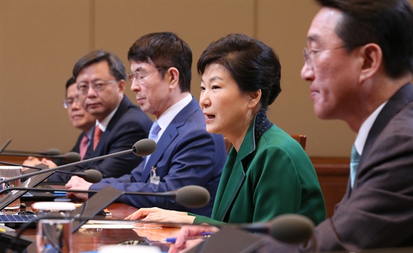 박근혜 대통령이 18일 청와대에서 열린 수석비서관회의를 주재하고 있다.