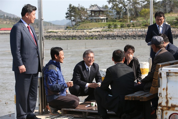 문재인 전 더불어민주당 대표가 18일 오후 김대중 전 대통령의 생가가 있는 전남 신안군 하의도를 방문해 주민들과 바닷가에 둘러앉아 막걸리를 나눠 마시고 있다.