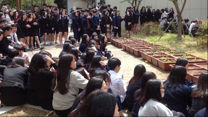  점심시간, 만덕고등학교 교정에서 작은 음악회가 있었다. 이곳에서 전지환 학생을 바로 만날것이라고 생각지도 못했다.