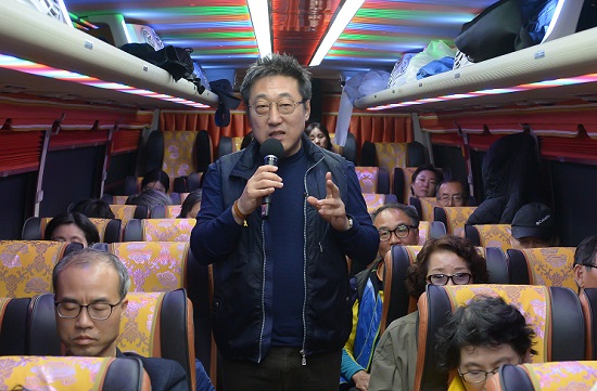 답사객을 태운 버스 안에서 '416기억저장소'를 설명하는 김익한 명지대 기록정보과학전문대학원 교수