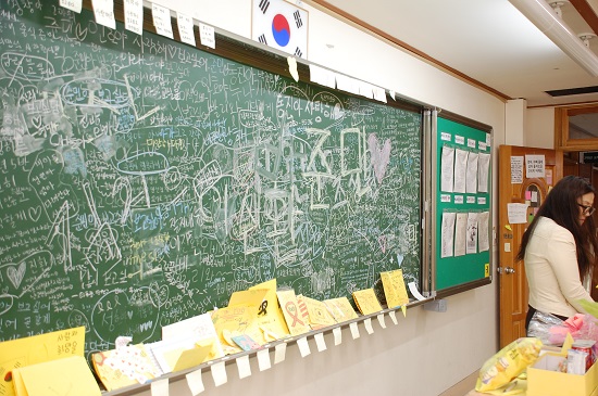 교실마다 칠판 가득 추모글이 적혀있다.