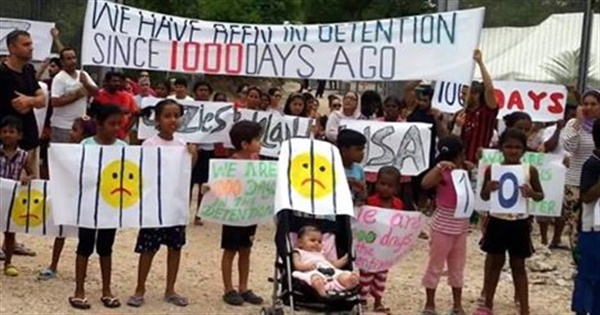 지난 3월 25일(현지시각)  호주 관내 나우루섬 수용소 어린이들을 포함한 난민수 십여명이 현수막을 든체 이 수용소에서 무려 1000일을 보냈다며 이 지옥에서 제발 탈출하도록 도와달라는 시위를 벌이고 있다. 