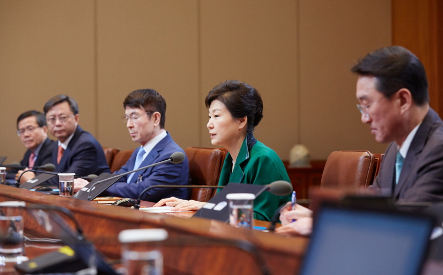 박근혜 대통령이 18일 오전 청와대에서 수석비서관회의를 주재하고 있다. 오늘 입은 옷의 색깔은 녹색이었다. 