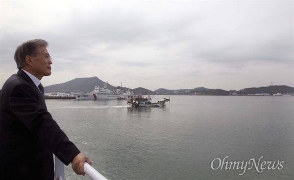 더불어민주당 문재인 전 대표가 18일 오후 전남 신안군 하의도에 있는 김대중 전 대통령 생가를 둘러본 후 바다를 바라보고 있다. 