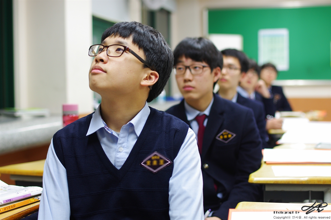 '그런 사람' 첫 번째 만남 열심히 영상을 시청하고 있는 아이들. 부착된 이름표가 개인정보를 포함하고 있어서 블러 처리를 했다. 이런 것에서부터 인권 감수성이 절실하다.