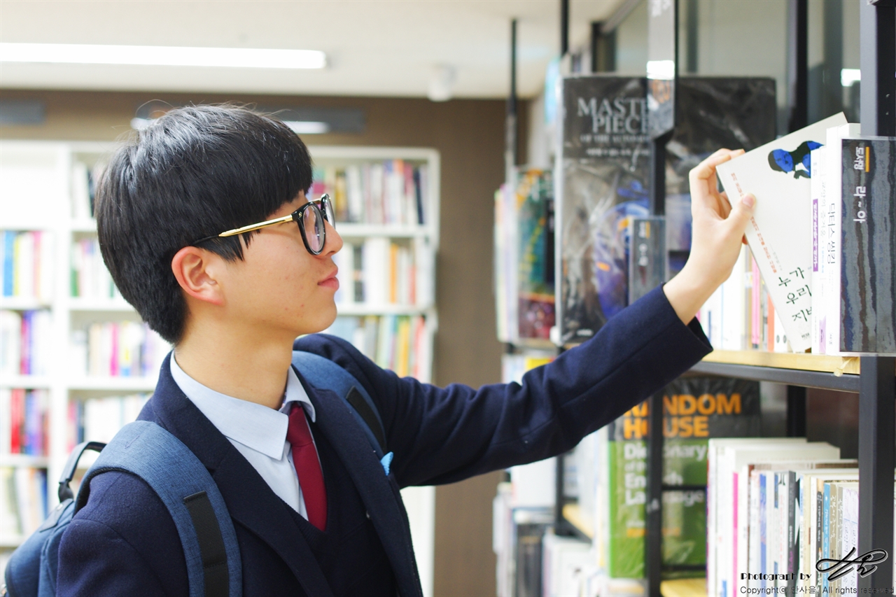 '그런 사람' 첫 번째 만남 진지한 자세로 책을 고르고 있다. 도서 선정의 기준은 '인권'과 '환경'에 관한 책이다.