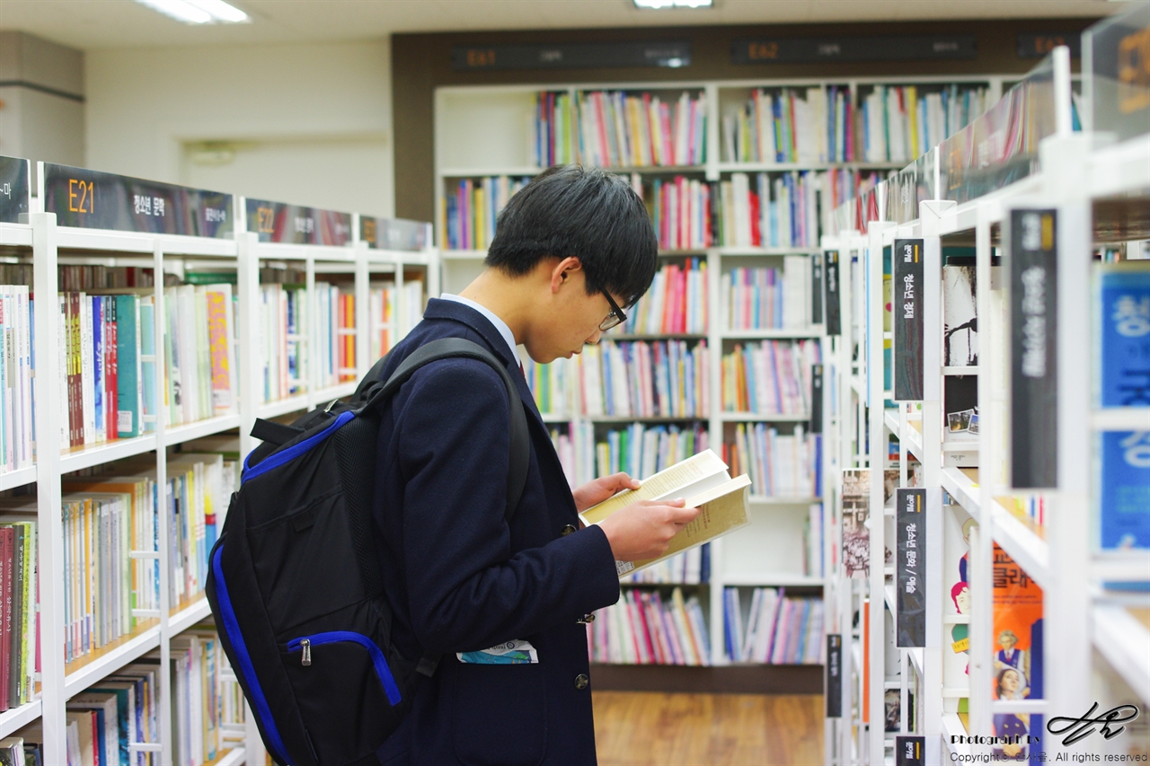 '그런 사람' 첫 번째 만남 진지한 자세로 책을 고르고 있다. 도서 선정의 기준은 '인권'과 '환경'에 관한 책이다.