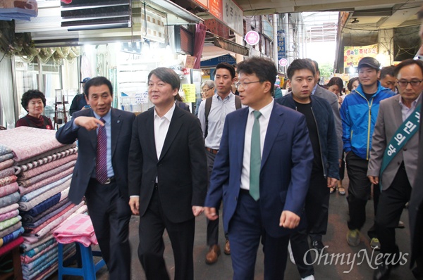 안철수 국민의당 상임대표가 19일 오후 대구 서문시장을 찾아 상가를 둘러보고 있다.