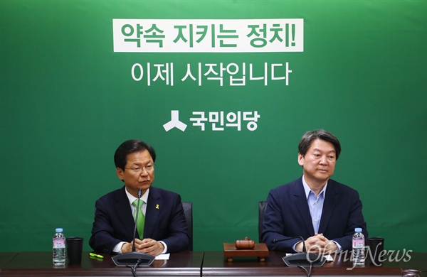 국민의당 안철수, 천정배 공동대표가 4월 20일 오전 서울 마포구 당사에서 열린 최고위에 참석해 생각에 잠겨 있다. 