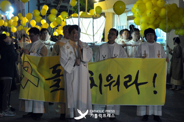 대전교구 사제단과 수도자, 신자들은 노란 풍선을 들고 대전역 광장까지 침묵 속에 행진했다. 
