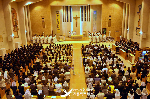 15일 오후 7시 30분 대전교구 대흥동 주교좌 성당에서 세월호 참사 2주기 추모미사가 봉헌됐다. 
