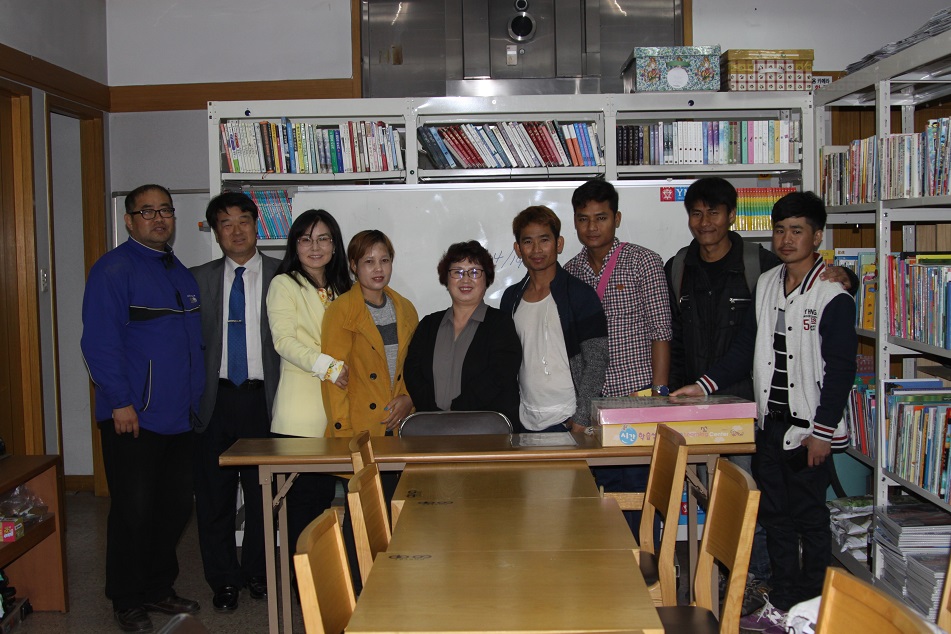 지난 14일 수업이 끝난 후 기념촬영에 응해준 외국인 한글교실 캄보디아 학생들과 관계자들