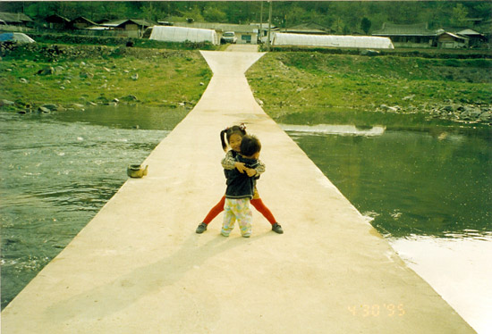 마을 앞으로 흐르는 섬진강 농로용 다리에서 딸 가애가 동생 민성이를 꽉 안아주고 있다.