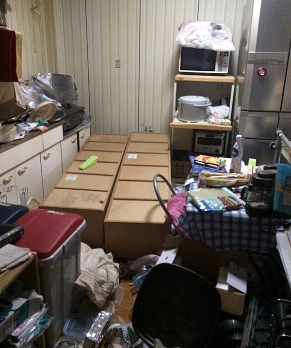 일본 구마모토현 오가와(小川)에 사는 한 30대 남성의 아파트 방 모습. 지진으로 책장 등 가구가 무너져 내렸다.  여기에 단수, 단전으로 불편을 겪고 있다. 이 지역은 마기키(益城) 지역과 인접해 있다. 