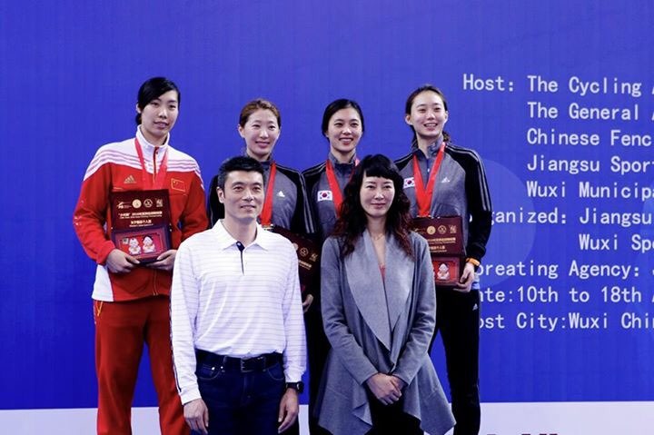 2016 아시아선수권 여자 사브르 개인전 시상식 금메달을 차지한 황선아(왼쪽 2번째)