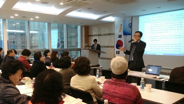 하종선 법무법인 바른 변호사가 21일 서울 강남구 법무법인 바른에서 지원콘텐츠 주주들에게 우리은행 소송 계획을 밝히고 있다. 
