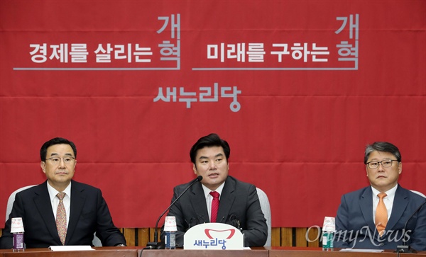 새누리당 원유철 원내대표가 22일 오전 서울 여의도 국회에서 열린 원내대책회의에 참석해 모두발언을 하고 있다.
