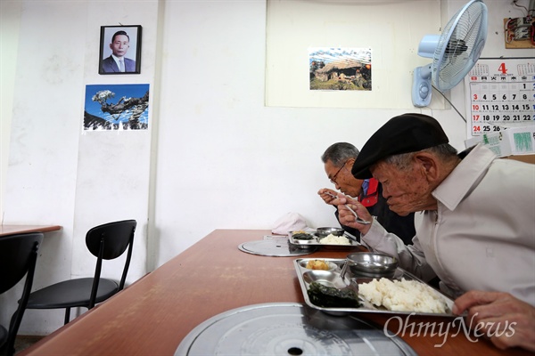 박정희 대통령과 어버이연합 박정희-박근혜 부녀 대통령 사진이 걸려 있는 종로구 인의동 대한민국어버이연합 사무실 식당에서 22일 오전 회원들이 점심식사를 하고 있다.