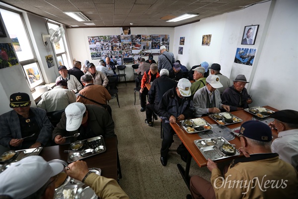 박정희-박근혜 부녀 대통령 사진이 걸려 있는 종로구 인의동 대한민국어버이연합 사무실 식당에서 지난 4월 22일 오전 회원들이 점심식사를 하고 있는 모습.