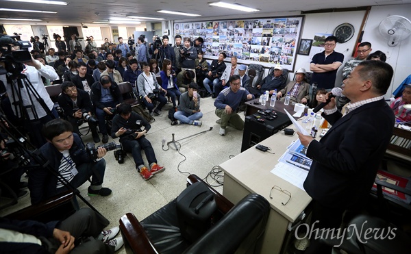  22일 오전 종로구 인의동 대한민국어버이연합 사무실에서 추선희 사무총장과 탈북자인 김미화 자유민학부모연합 대표가 '전경련과 재향경우회 등에서 뒷돈을 받았다' '청와대 행정관 지시로 친정부 시위를 벌였다' 등 각종 의혹 등에 대한 입장을 밝히는 기자회견을 열었다.