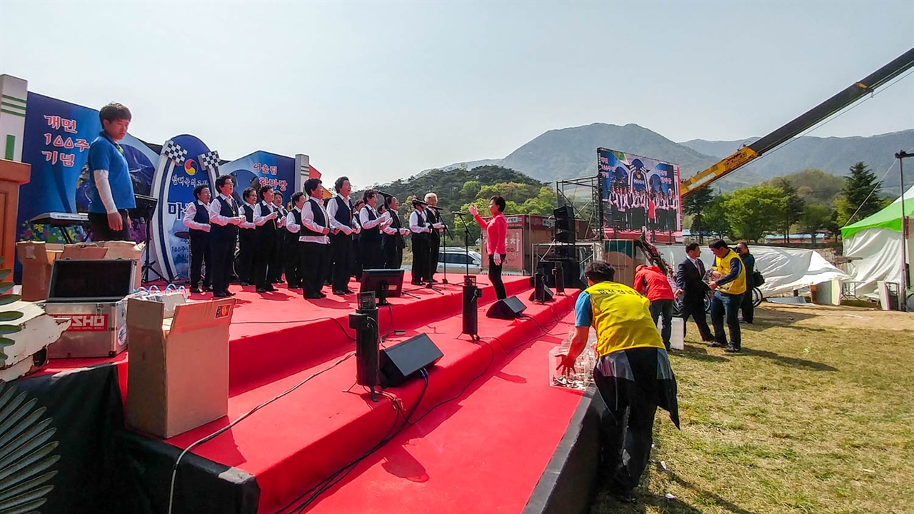 은빛합창단 공연 마을 어르신들로 구성된 은빛합창단........어르신들이 한데 모여 갈고 닦은 노래와 춤을 선보입니다. 멋져요~!