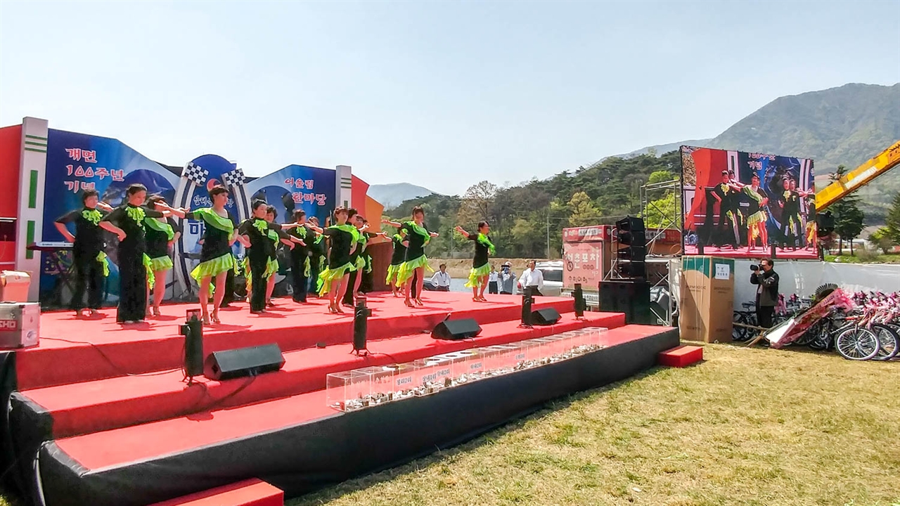 아주머니 댄스공연 갖가지 문화공연도 참 많이 하는데, 아주머니들이 한데 모여 댄스공연도 펼칩니다. 멋진 무대의상을 입고요. 마을 사람들이 한데 어울려 신명나게 즐기는 멋진 잔치랍니다.