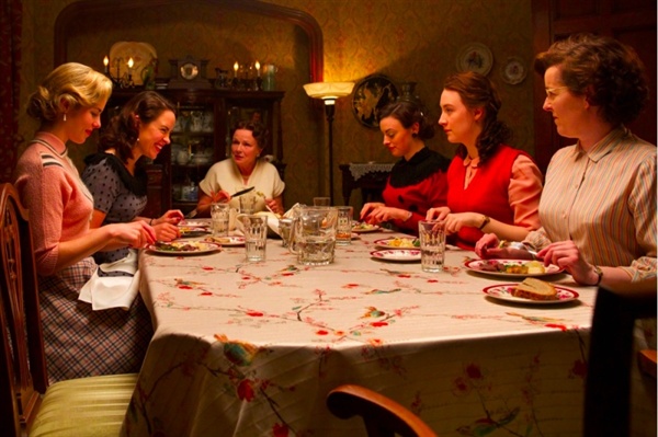  영화 <브루클린>의 한 장면. 극 중 에일리스(시얼샤 로넌)가 사는 키오 여사(줄리 월터스)의 하숙집 식사 장면들은 재기 넘치는 유머와 향수로 가득하다