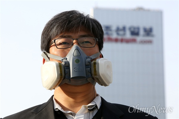 전국에 미세먼지 주의보와 경보가 발령된 지난해 4월 24일, 서울에선 조선일보 주최 '서울하프마라톤대회'가 열렸다. 이 대회를 앞두고 환경보건시민센터(최예용 소장, 사진)와 환경운동연합(염형철 사무총장)은 대기오염 경보제도가 도입된 이래 수도권에서 최악의 대기오염이 발생하고 있다며 '마라톤대회 중단과 수도권 차량2부제 즉각 실시'등을 주장하는 긴급성명서를 발표한 뒤 행사장 주위에서 1인 시위를 진행했다.