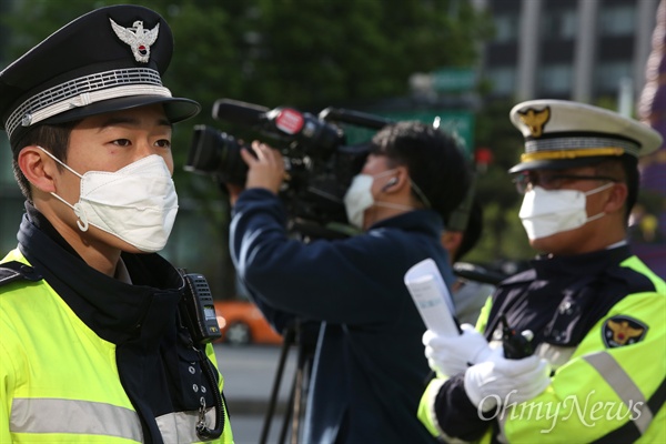 경찰도 기자도 모두 '마스크맨' 취재에 나선 기자와 질서유지에 나선 경찰들 모두 마스크를 착용하고 있다.