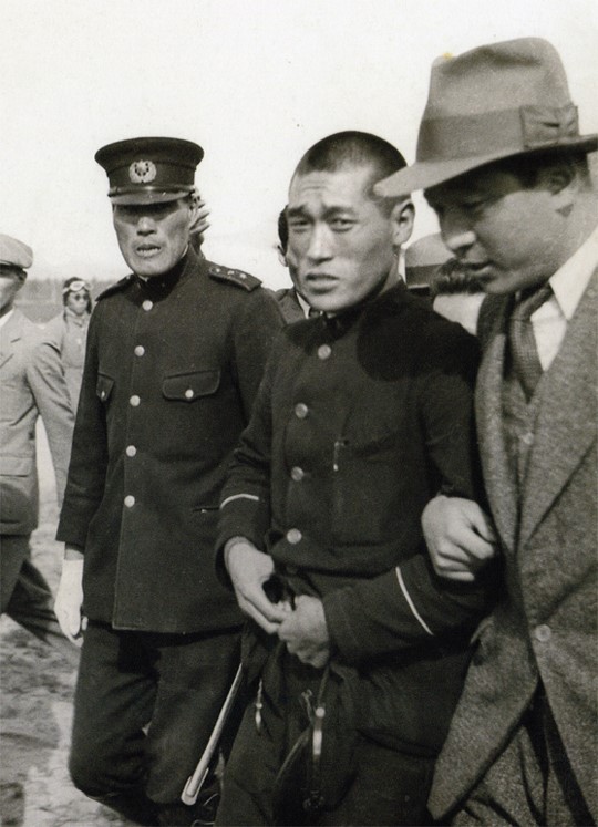 1936년 베를린올림픽 마라톤 금메달리스트 손기정 선수의 입국 모습. 