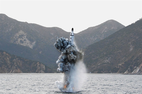 북한은 24일 김정은 국방위원회 제1위원장이 참관한 가운데 잠수함발사 탄도미사일(SLBM) 수중시험발사에 성공했다고 주장했다. 앞서 우리 합참은 북한이 23일 오후 동해에서 잠수함발사 탄도미사일(SLBM·KN-11·북한명 '북극성-1') 1발을 기습적으로 발사했으나 SLBM의 최소 사거리인 300㎞에 크게 못 미치는 30㎞를 비행한 데 그친 것으로 분석했다.