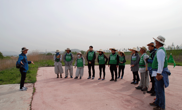 백제보 수자원공사 선착장 인근에서 김성중 대전충남녹색연합 팀장으로부터 4대강 사업과 이후의 과정을 듣고 있다.
