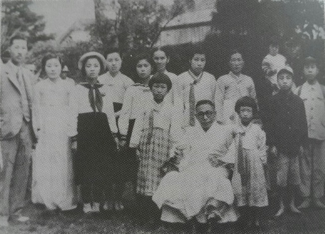 1946년 대한독립촉성국민회 활동 관련 장병상의 광주 사택을 방문한 김구와 장병준의 가족들.