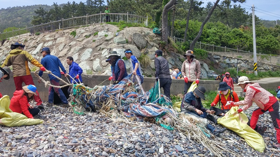 여수환경련 회원들이 바닷가에 밀려온 폐어구를 옮기고 있다.