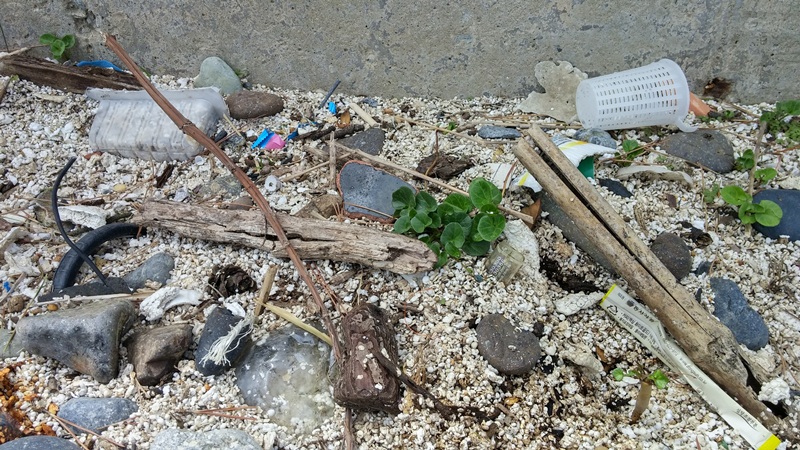 먼바다 섬 해변까지 스티로폼의 폐해가 심각하다.
