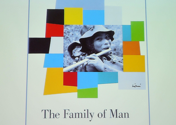 1955년 뉴욕현대미술관 25주년 기념해 선보인 '인간가족'전 화집표지. 국제심포지엄 때 사용된 보조화면을 찍은 것이다