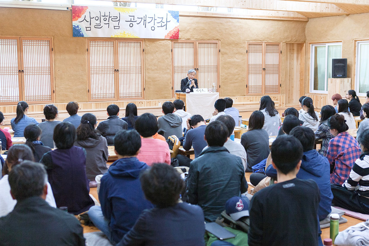 4월 23일 열린 삼일학림 공개강좌에서 이정우 교수가, 약자를 위한 경제학을 주제로 강연했다.