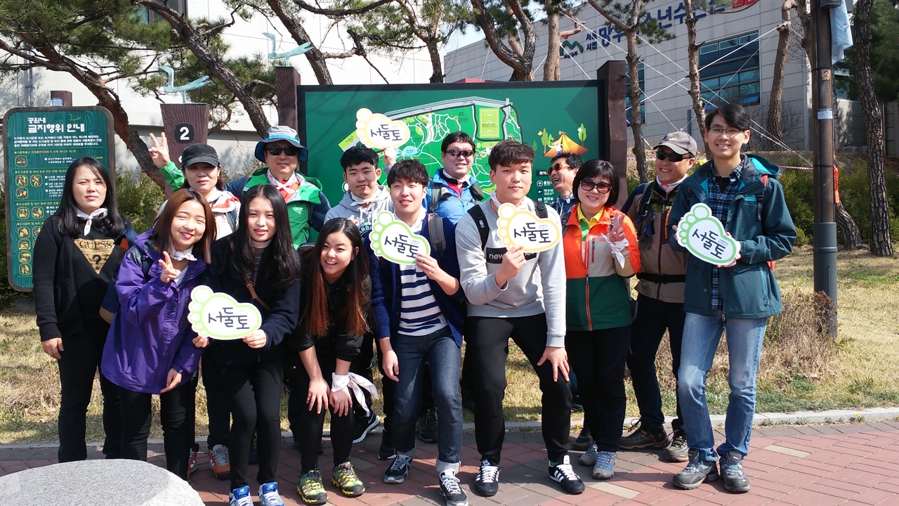 '서울둘레길 토요일 걷기' 프로젝트에 참가한 한국백혈병환우회의 회원들이 네 번째 걷기 프로젝트를 마친 후 기념 사진을 위해 포즈를 취했다.
