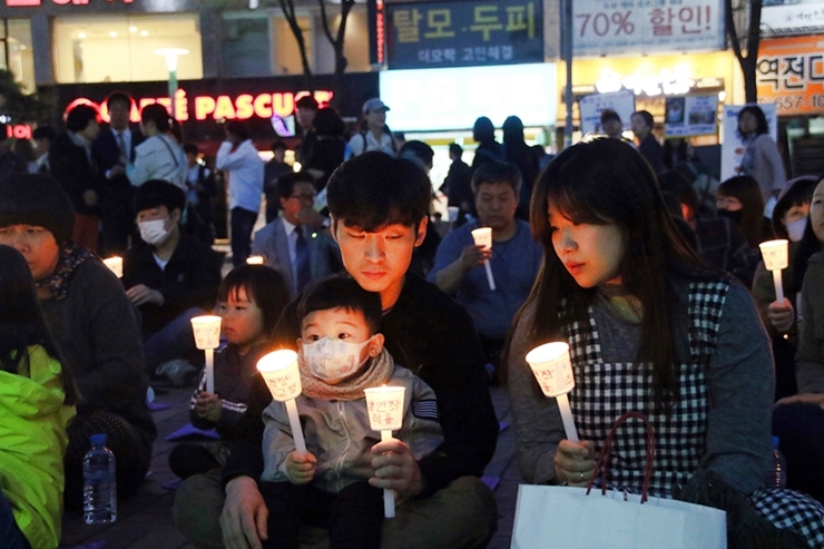 평택시민들이 촛불집회를 열고 첫 공판을 앞두고 있는 고 신원영군의 계모와 친부에게 법정최고형을 구형할 것을 촉구하고 있다.