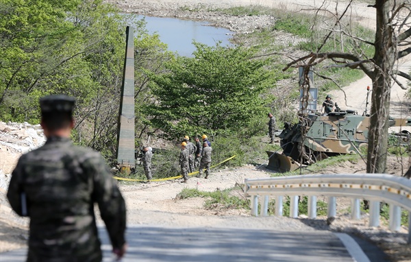 해병대가 25일 오후 자주포 전복 사고가 발생한 경북 포항시 남구 오천읍 일대를 통제하고 크레인으로 자주포를 끌어올리는 작업을 하고 있다.