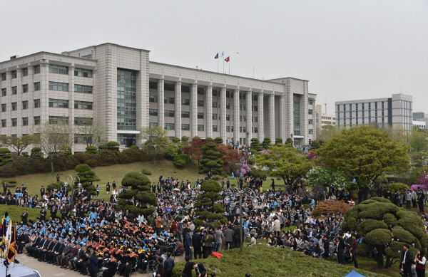 인하대는 2월 전기 학위수여식과 8월 후기학위수여식을 4월에 통합해 진행키로 하고, 지난 23일 학교 잔디밭에서 통합 졸업식을 진행했다. 