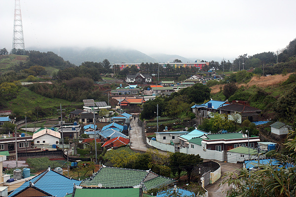  화태리 모습. 뒤에 초등학교와 증학교가 보인다