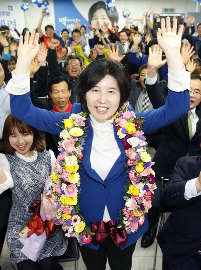 13일 실시된 제20대 국회의원 선거에서 더불어민주당 백혜련 후보(경기 수원을)가 당선이 확실해지자 자신의 선거사무소에서 지지자들의 축하를 받으며 손을 들어 환호하고 있다. 