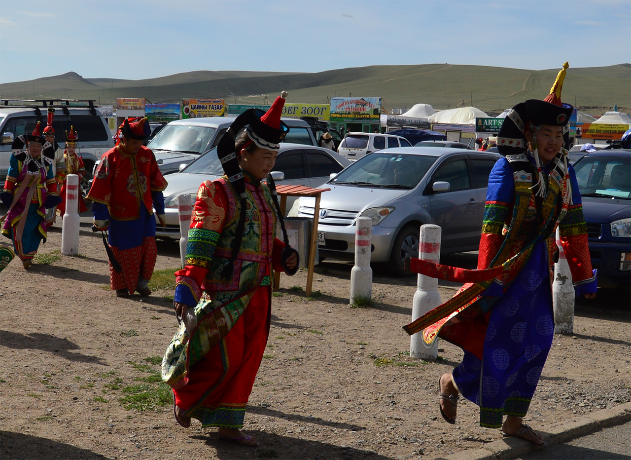 전통복장을 입은 몽골인들이 한껏 즐겁게 이동을 하고 있다. 
