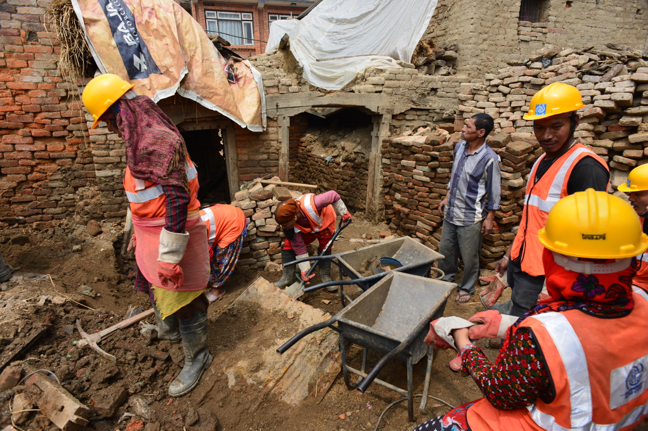 카트만두 북동쪽 17km에 위치한 샤쿠에서 지진복구 사업을 하고 있는 IOM(국제이주기구)과 주민들. 1000여 가구 중 800가구가 전파되었다.
