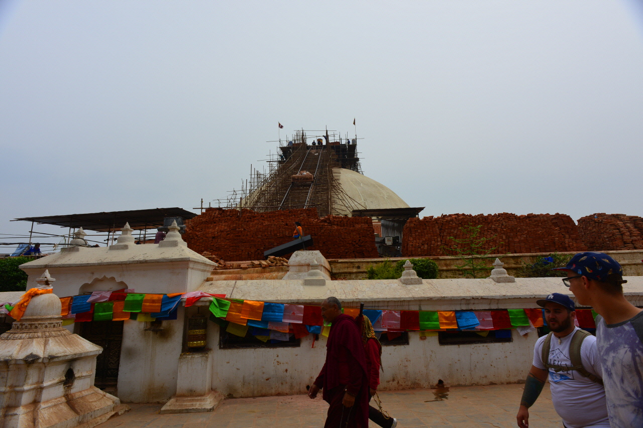 상단 첨탑부가 무너져 내린 유네스코 문화유산 보드나트 사원