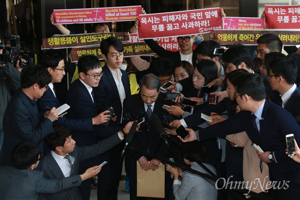 [오마이포토] 고개숙인 신현우 전 옥시 대표이사  