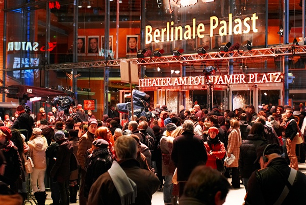 베를리날레 팔라스트 지난 2007년 2월 1일, 베를린국제영화제(Berlin International Film Festival)가 독일 베를린의 베를리날레 팔라스트(Berlinale Palast)에서 열리고 있다.