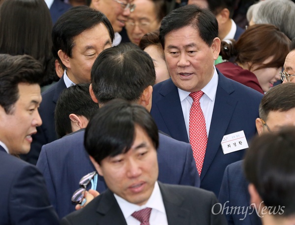 새누리당 최경환 의원이 26일 서울 여의도 국회에서 열린 제20대 국회 새누리당 당선자 워크숍에 참석하고 있다.